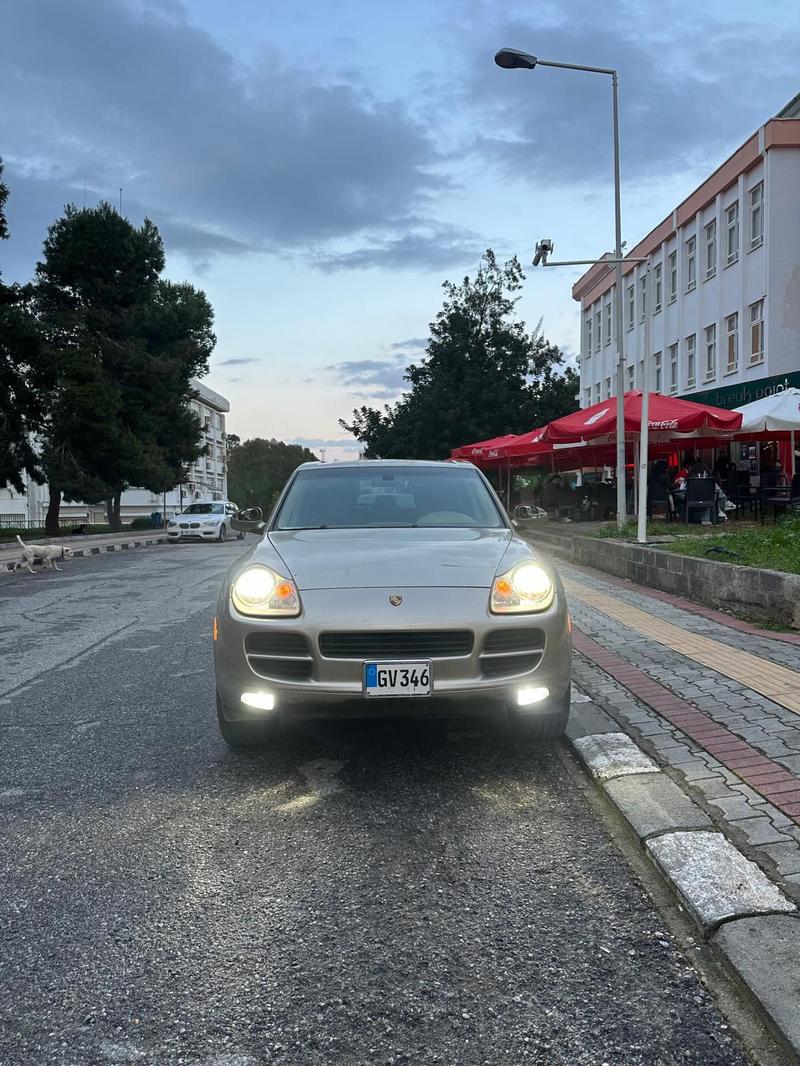 Porsche Cayenne — 1/10