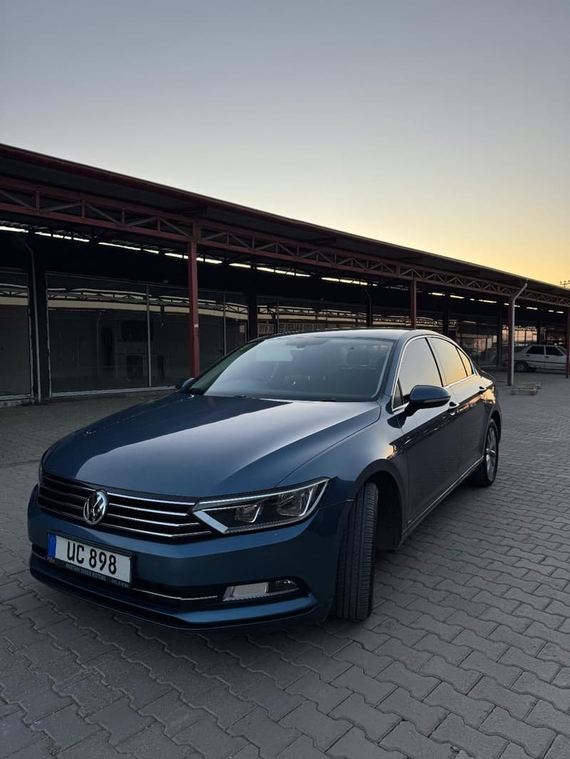 Volkswagen Passat — 1/10