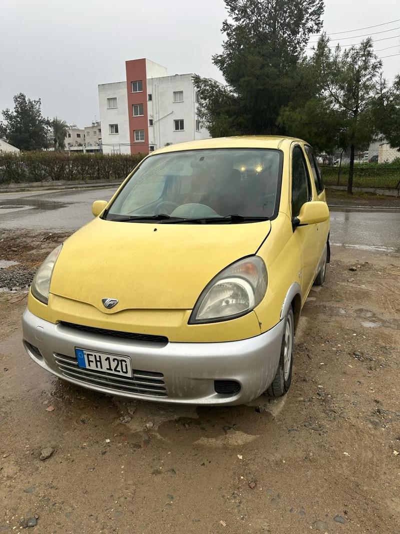 Toyota Funcargo — 1/4