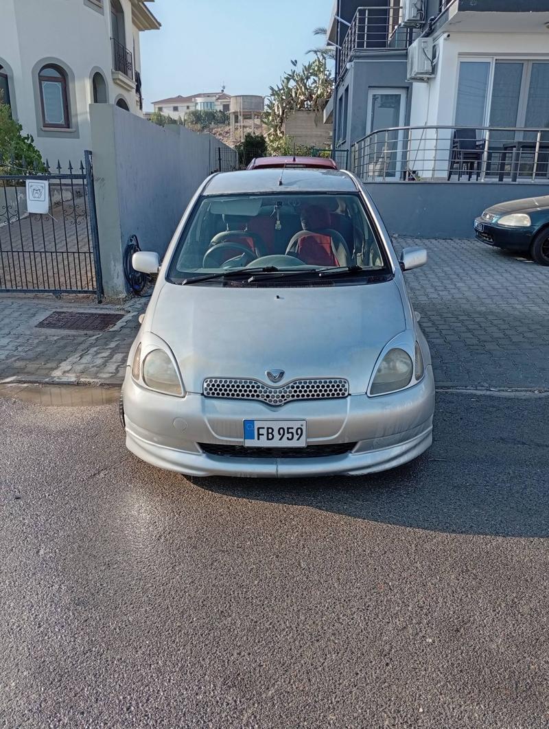 Toyota Vitz — 1/4