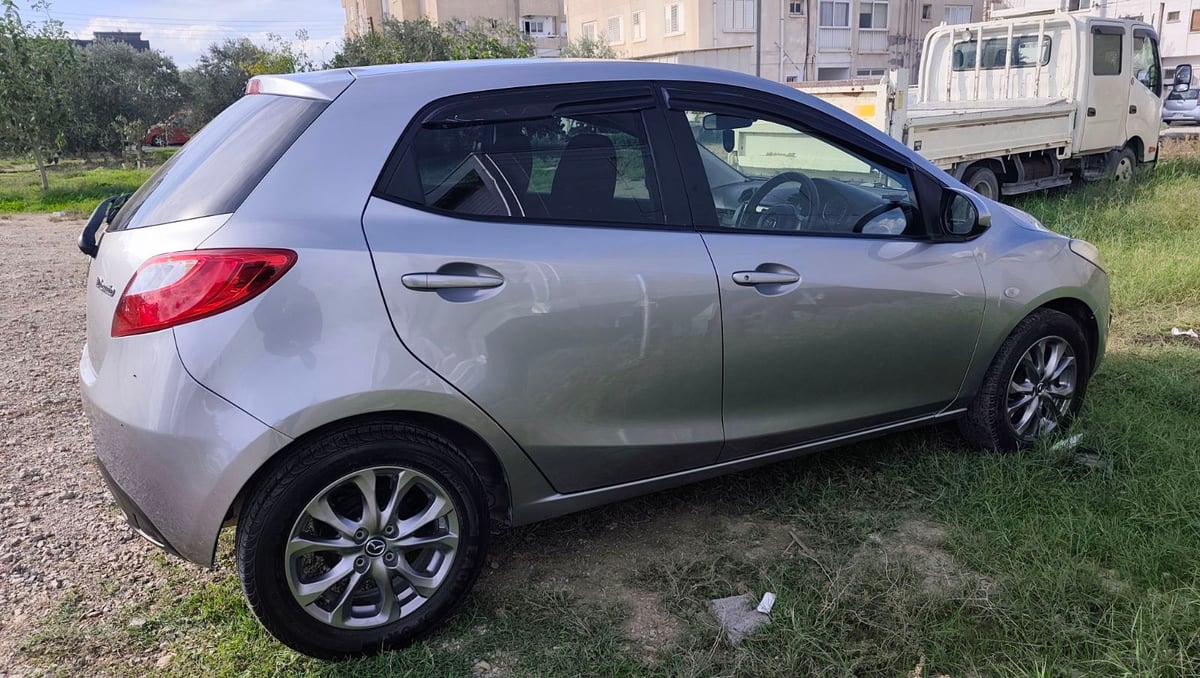 2011 Mazda Demio 6