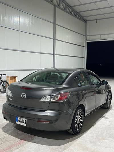 Mazda Axela — 4
