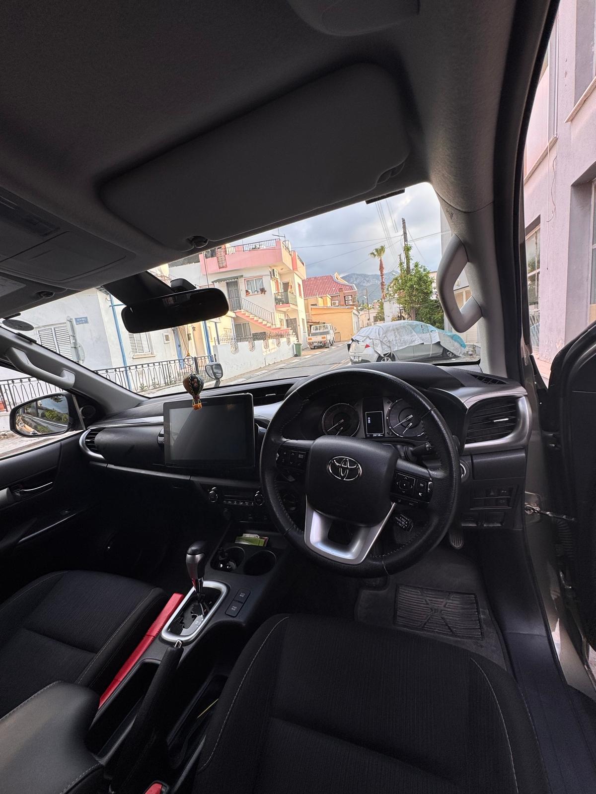 2022 Toyota Hilux 7