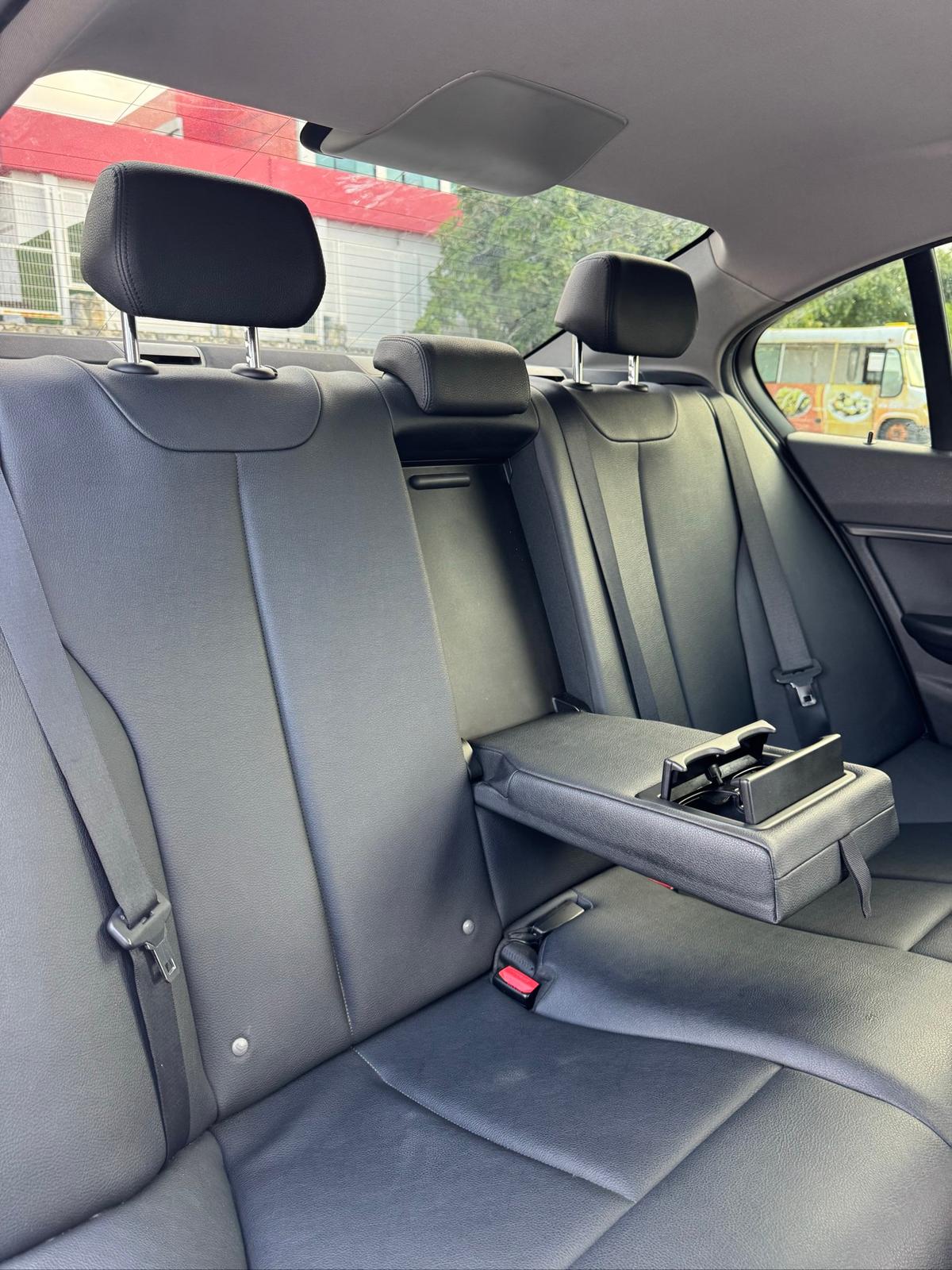 2013 BMW 320i 9