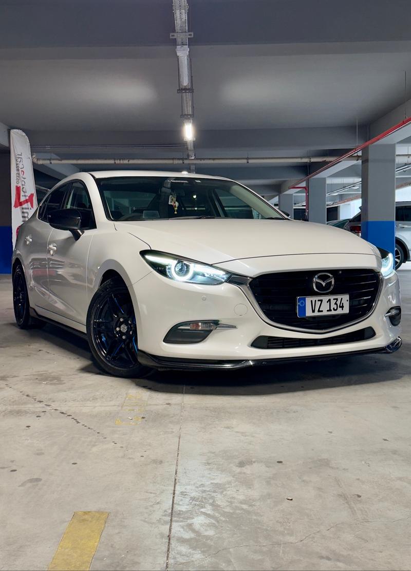 Mazda Axela — 1/9