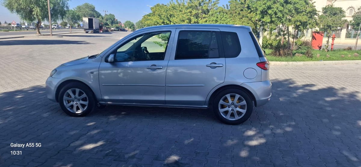2004 Mazda Demio 2