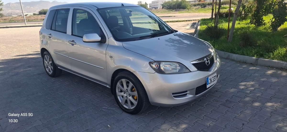 2004 Mazda Demio 3