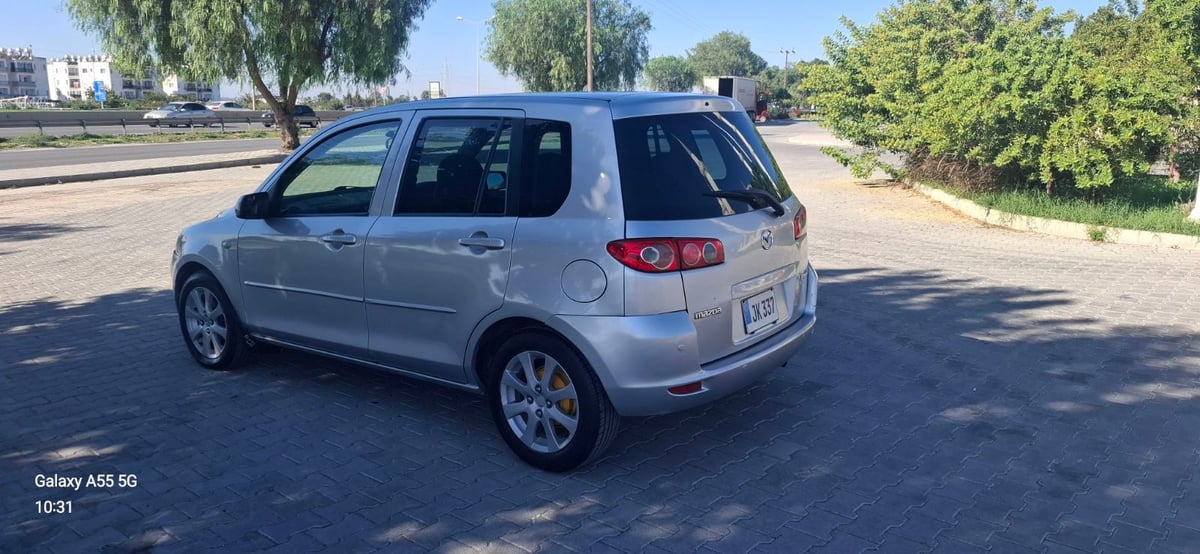 2004 Mazda Demio 4