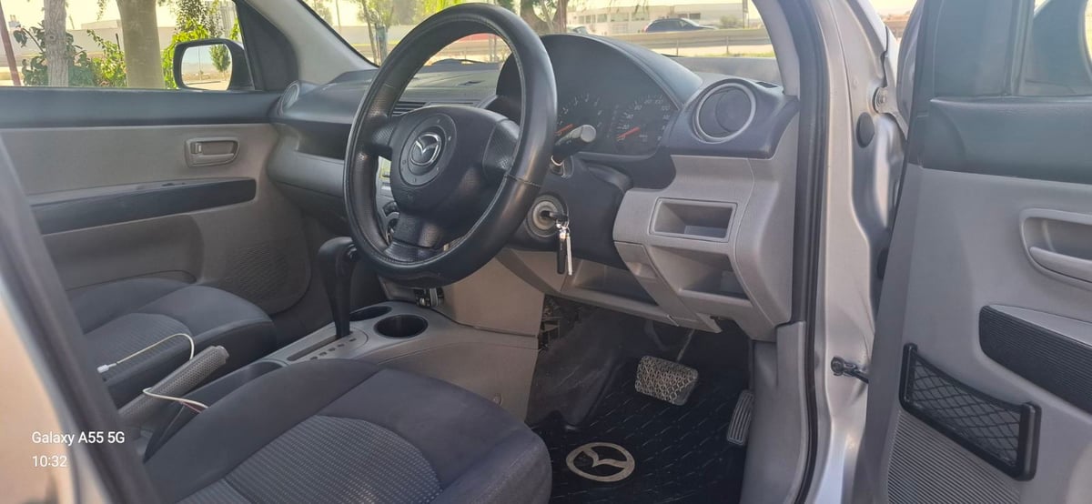 2004 Mazda Demio 6