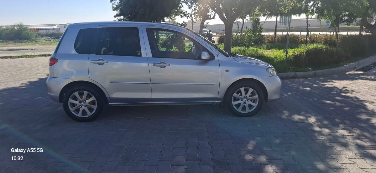 2004 Mazda Demio 8