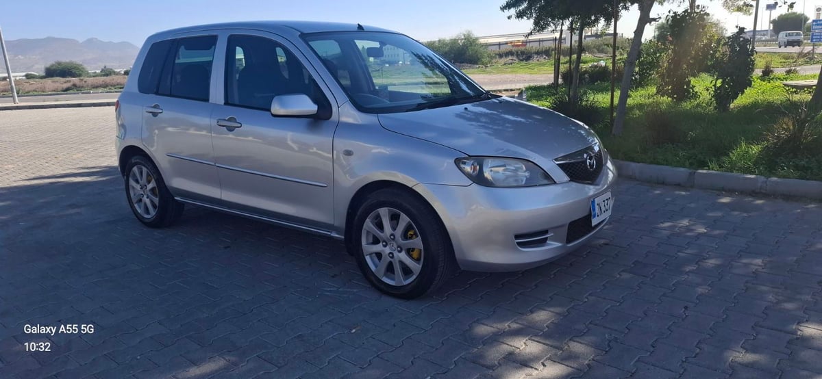 2004 Mazda Demio 10