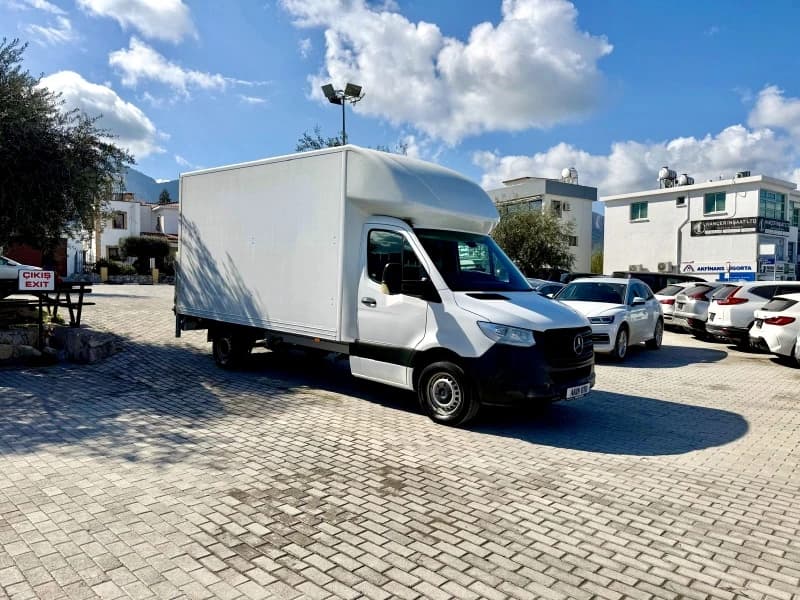 Mercedes-Benz Sprinter Box Van — 1/5