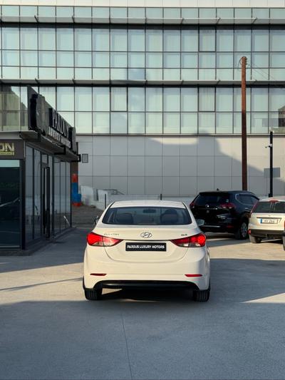 Hyundai Elantra — 4