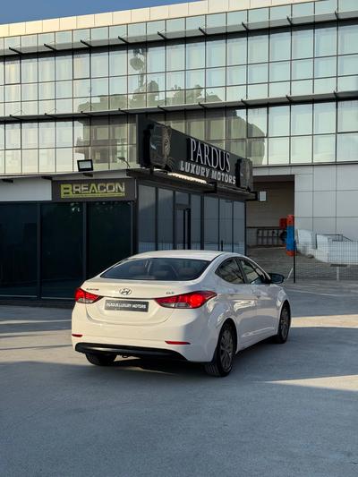 Hyundai Elantra — 5