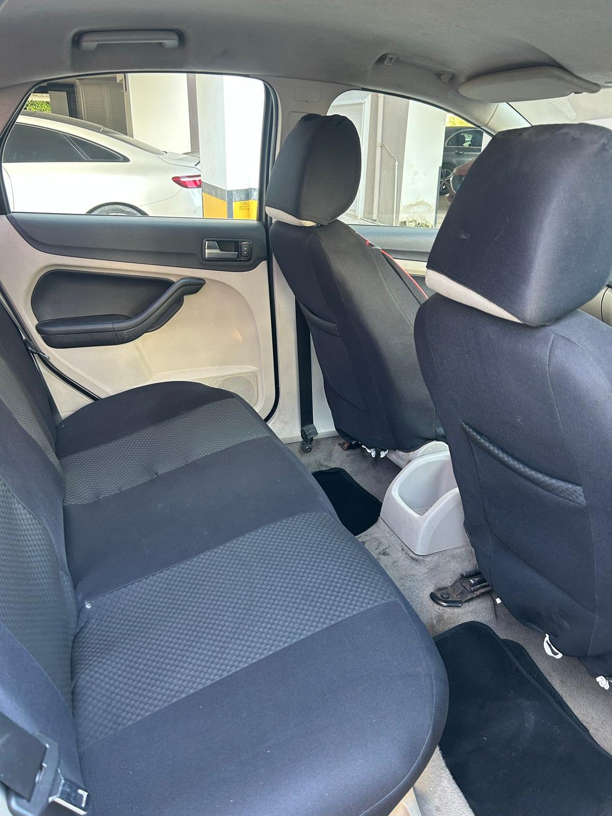 2005 Ford Focus 6