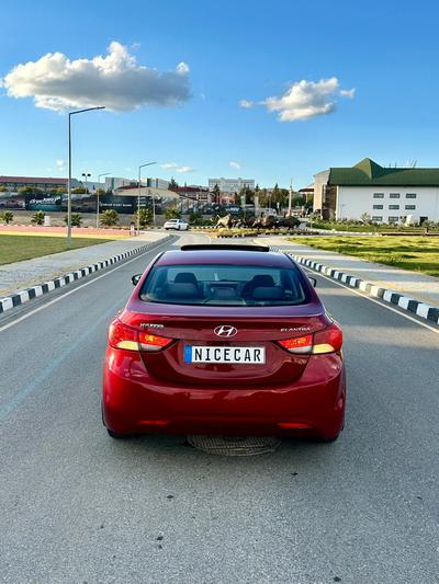 Hyundai Elantra — 4