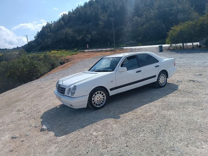 Mercedes-Benz E 200 — 1/3