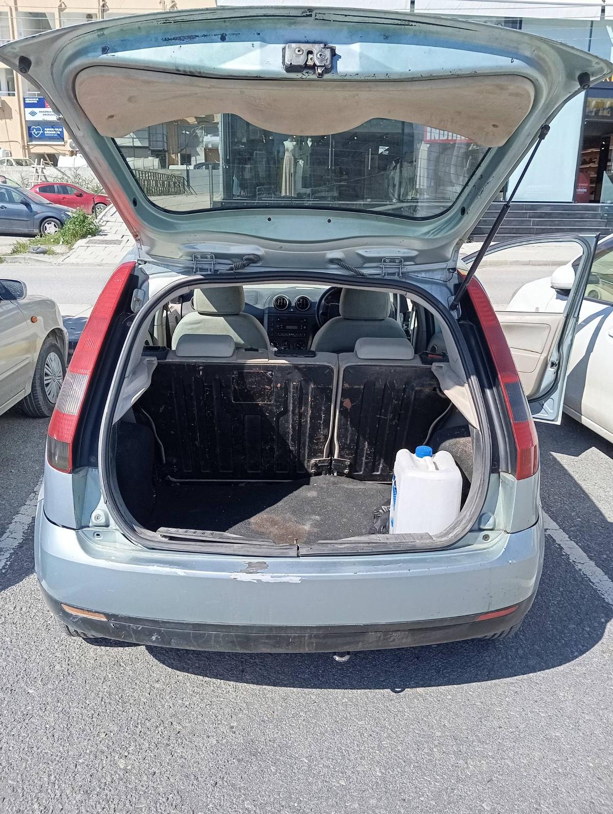 2004 Ford Fiesta 9
