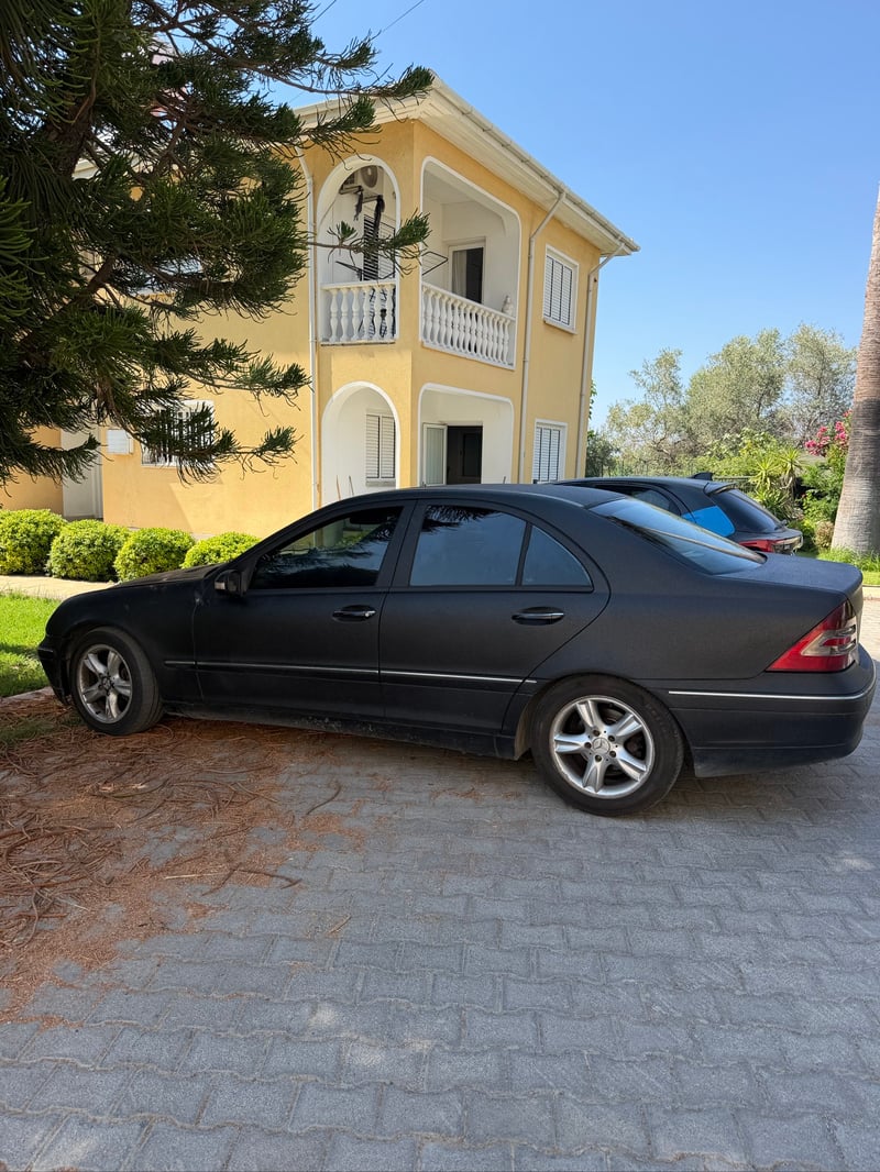Mercedes-Benz C 200 — 1/3