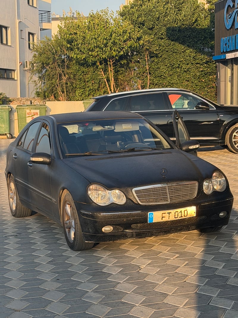 Mercedes-Benz C 200 — 1/4
