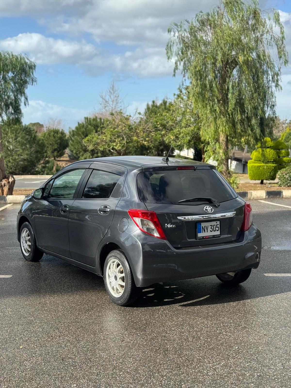 2012 Toyota Vitz 4