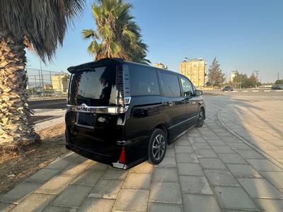 Toyota Voxy — 4