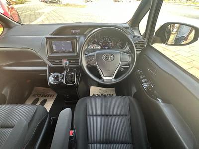Toyota Voxy — 8