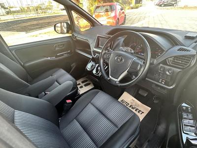 Toyota Voxy — 9