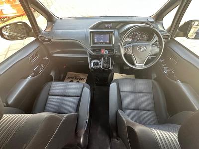 Toyota Voxy — 10