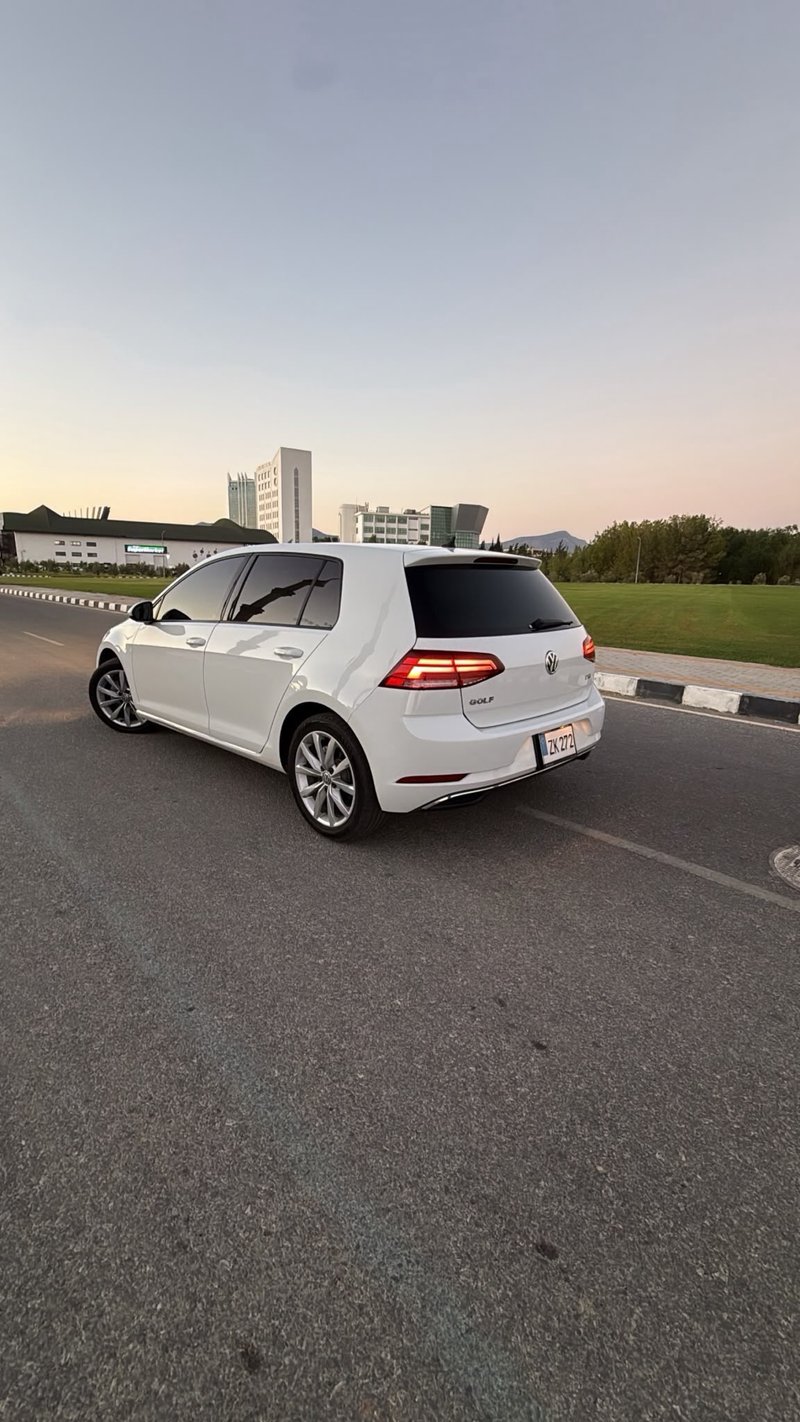 Volkswagen Golf — 3