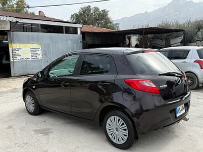 Mazda Demio — 4