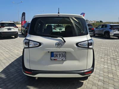Toyota Sienta — 2