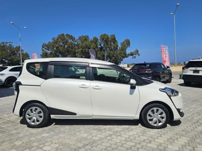 Toyota Sienta — 4