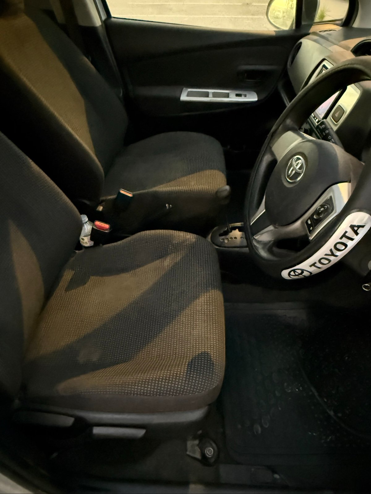 2016 Toyota Vitz 9