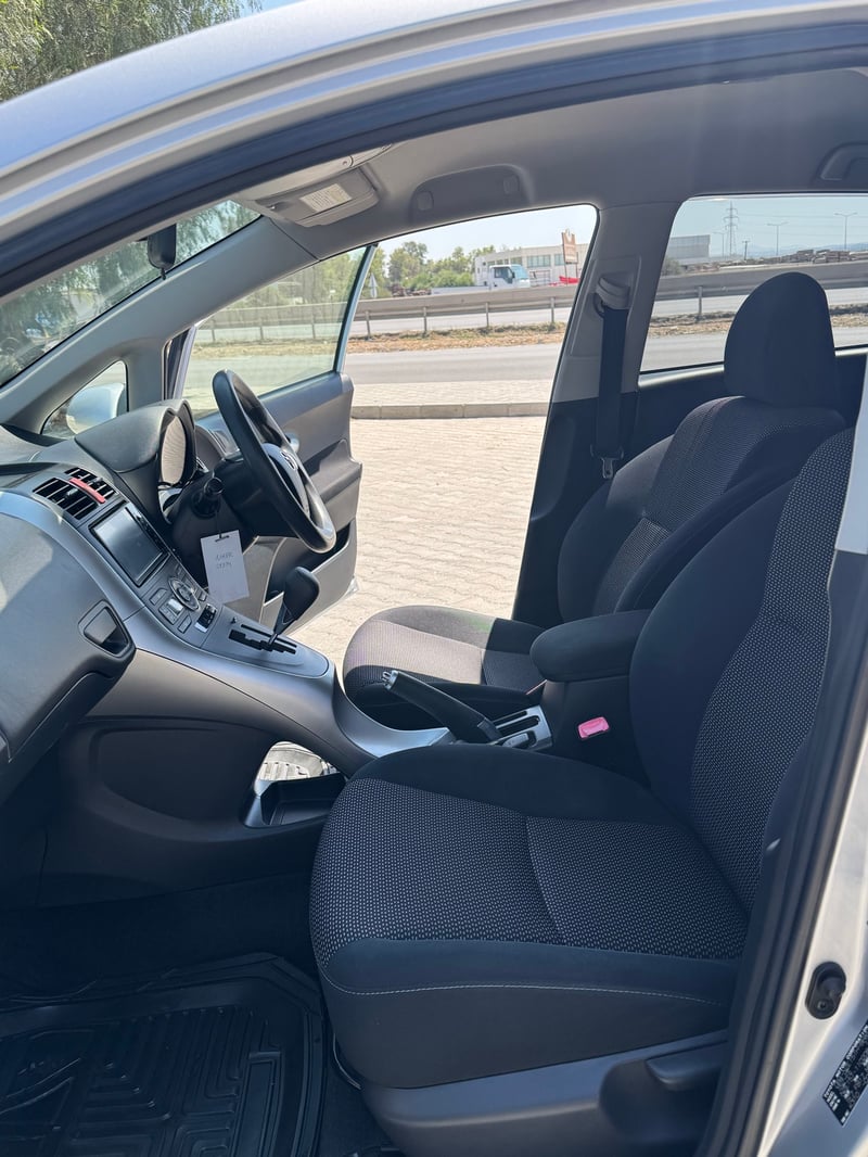 Toyota Auris — 10