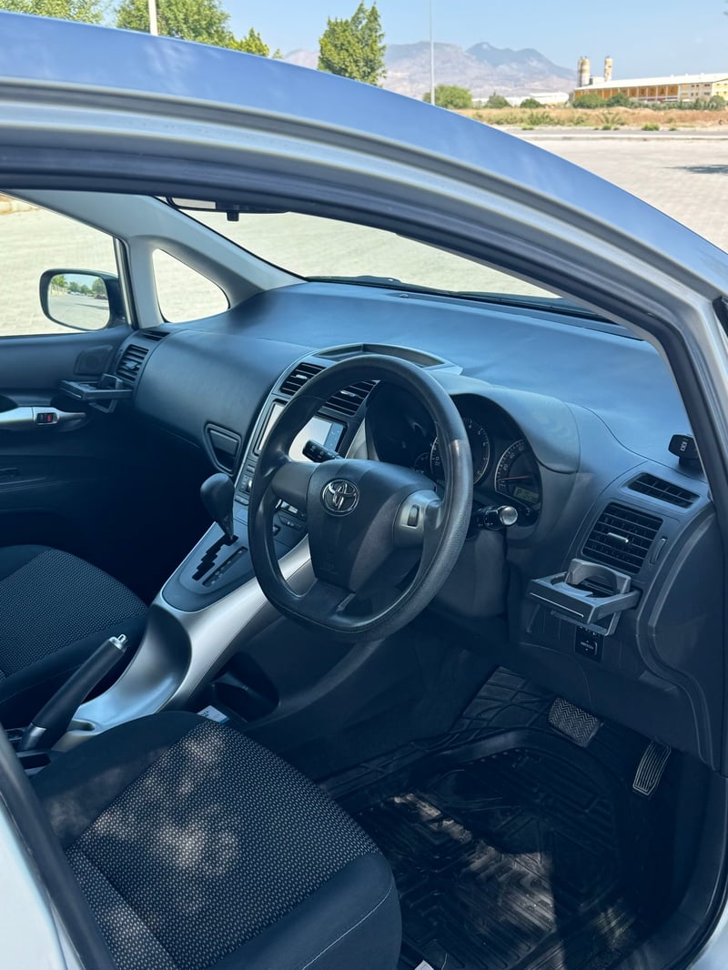 Toyota Auris — 5