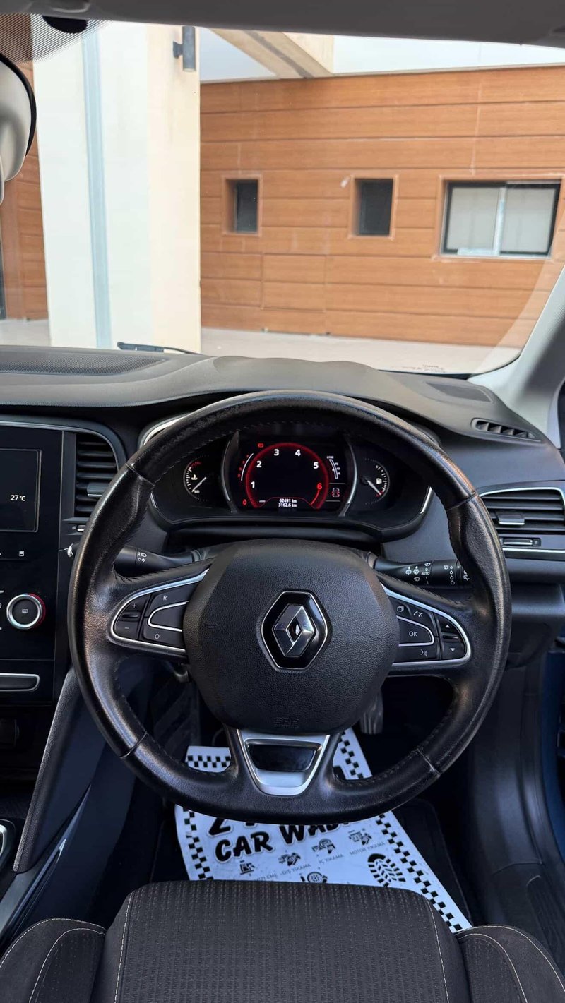 Renault Megane — 5