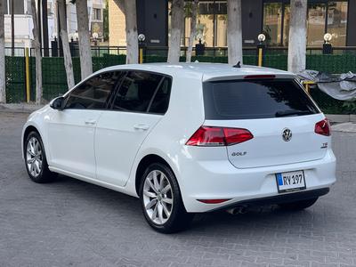 Volkswagen Golf — 3