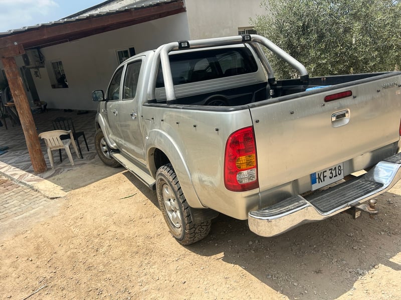 Toyota Hilux — 3
