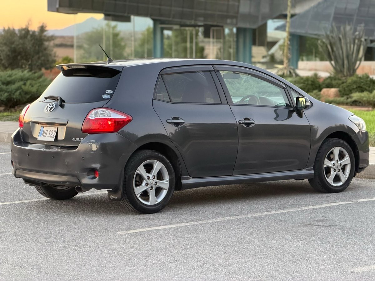 2012 Toyota Auris 4
