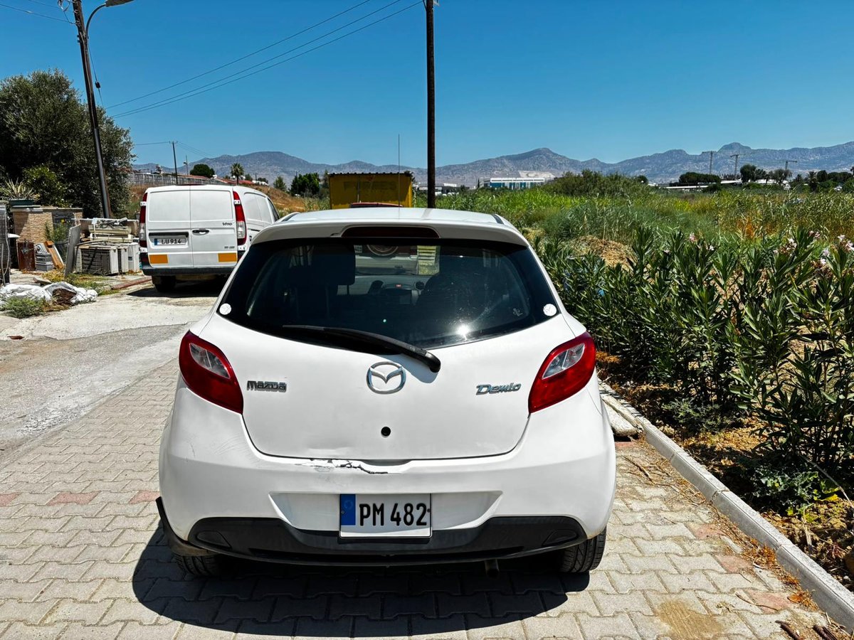 2013 Mazda Demio 6