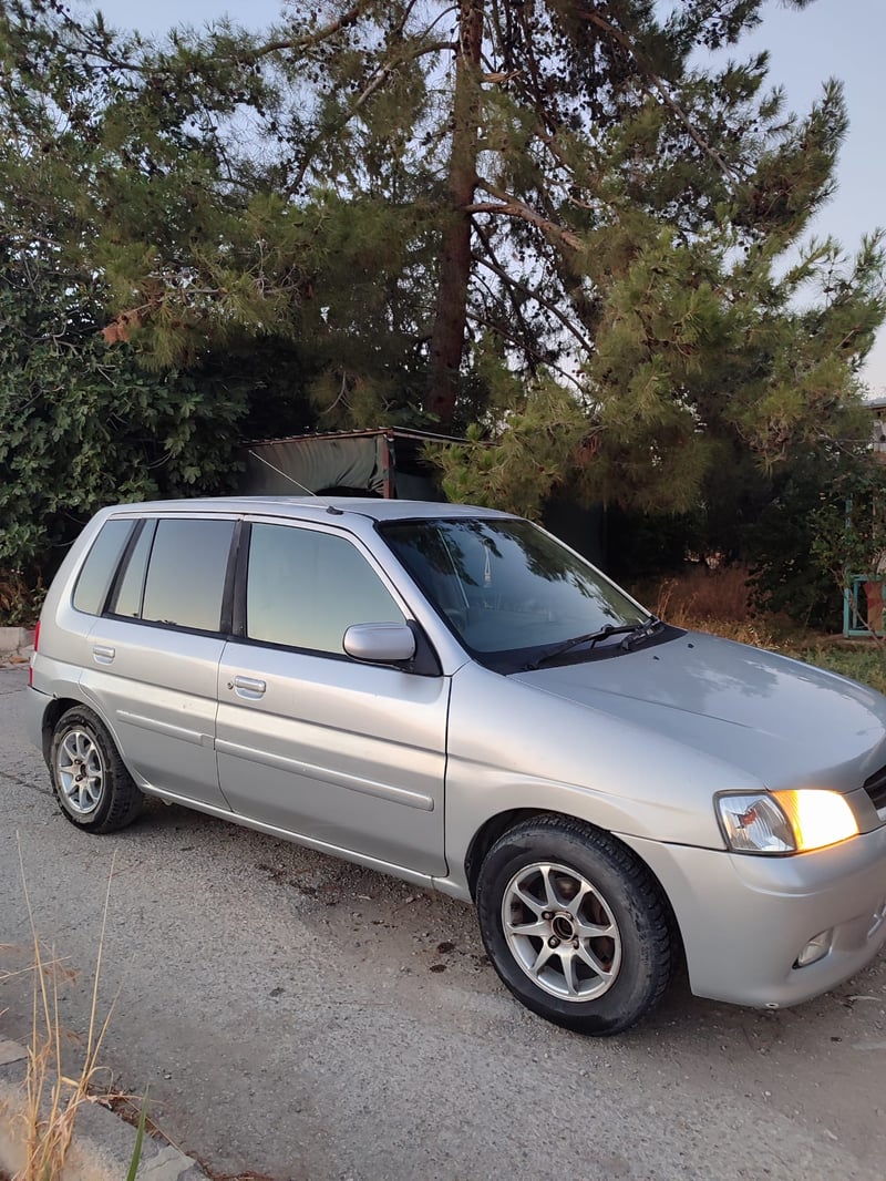 Mazda Demio — 4