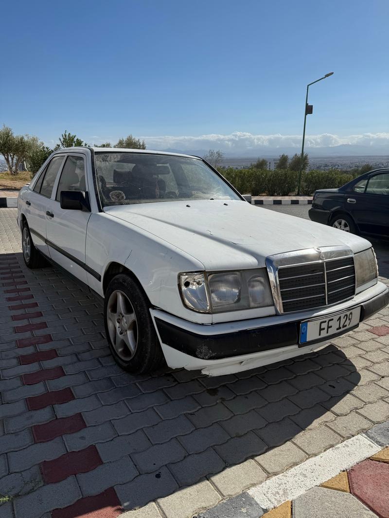 Mercedes-Benz 200 D — 1/9