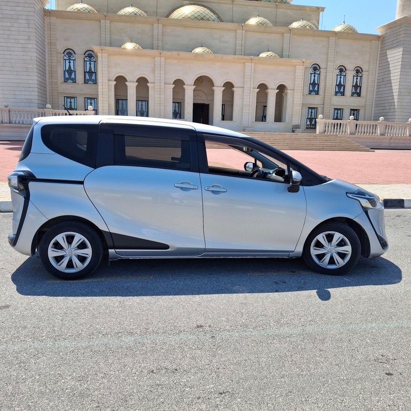 Toyota Sienta — 3