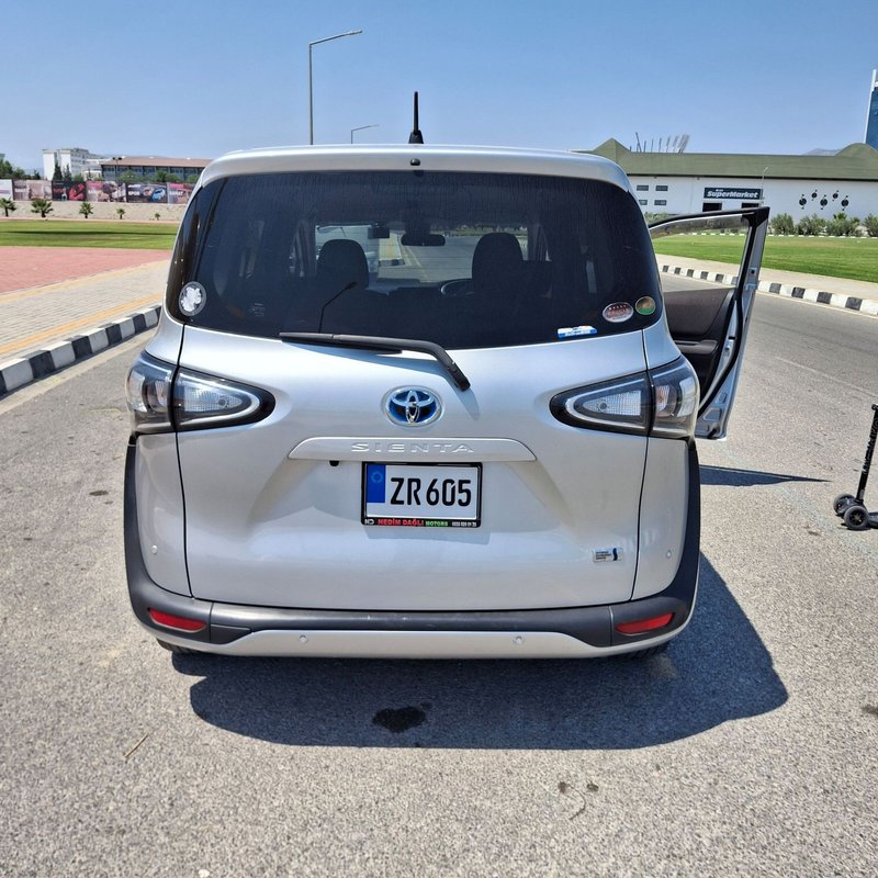 Toyota Sienta — 5