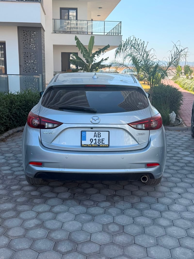 Mazda Axela — 4