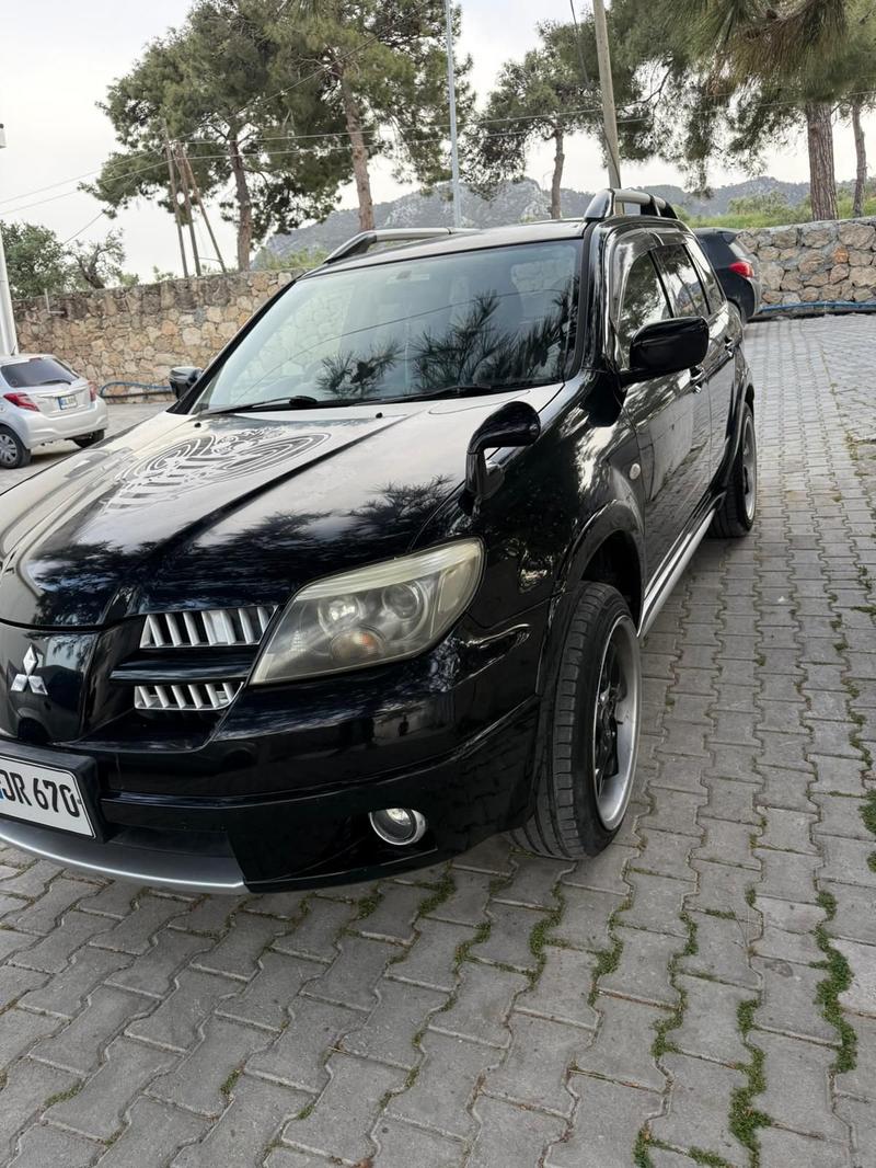 Mitsubishi Outlander — 1/4