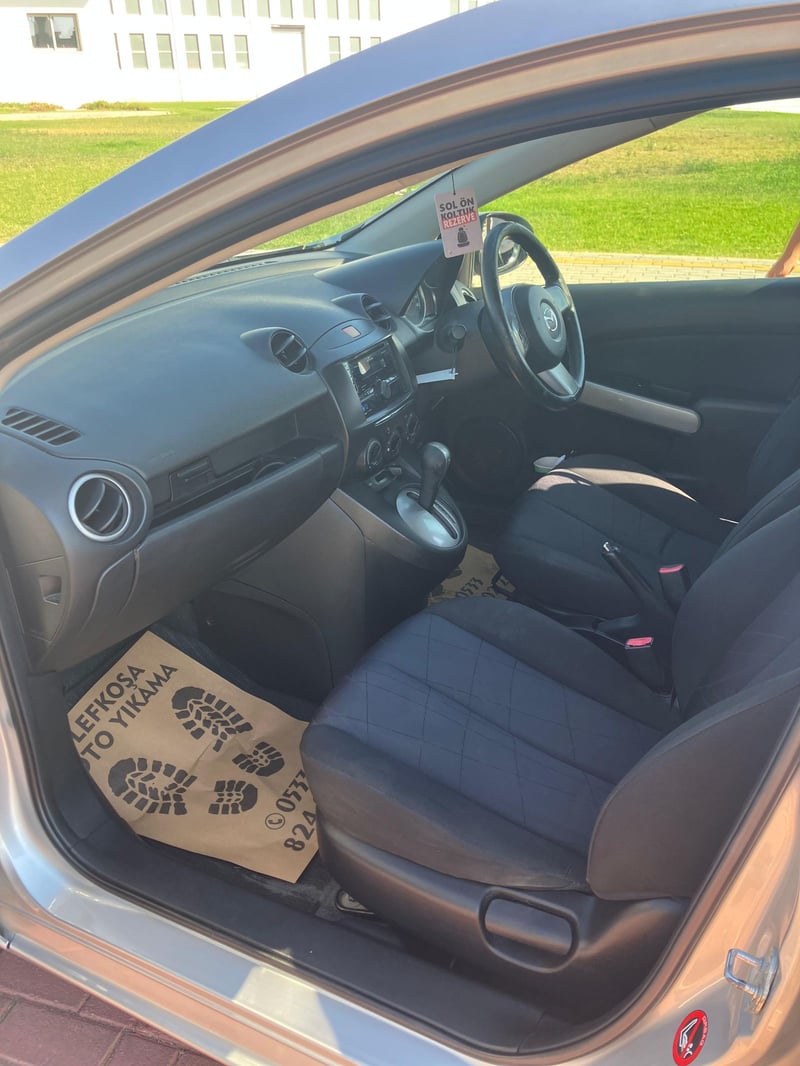Mazda Demio — 6