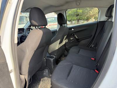 Peugeot 208 — 5