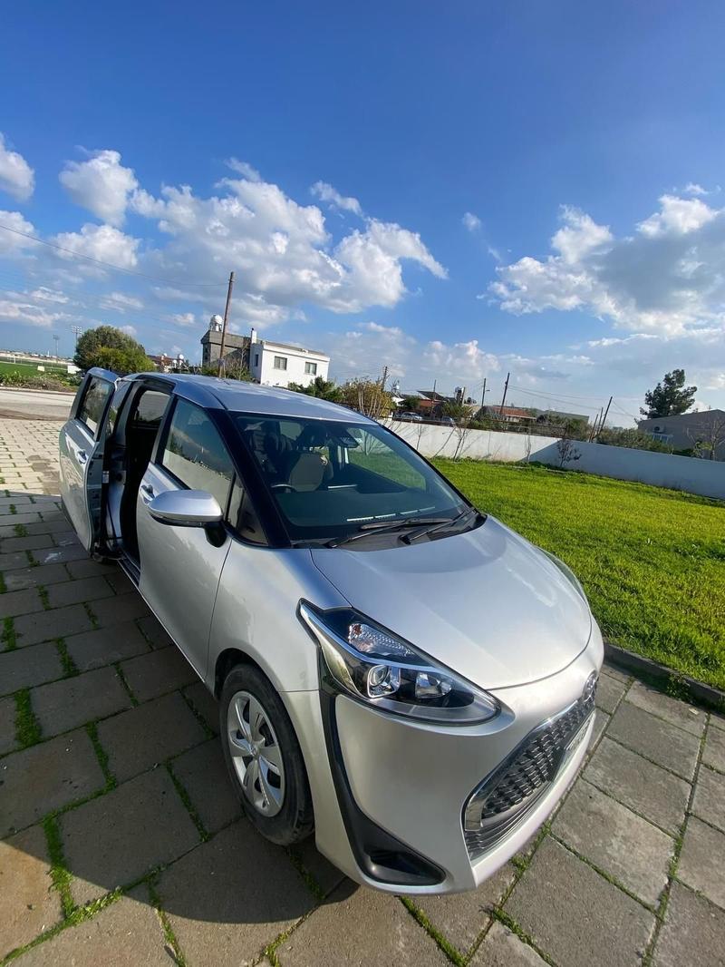 Toyota Sienta — 1/9